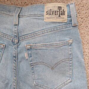 Silver Tab Levi's Mom Jean